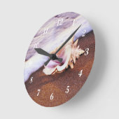 Shell on the Beach Runde Wanduhr (Winkel)