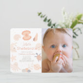 Shellebrate Seashell Pink 1. Geburtstag Foto Einladung (Stehend Vorderseite)