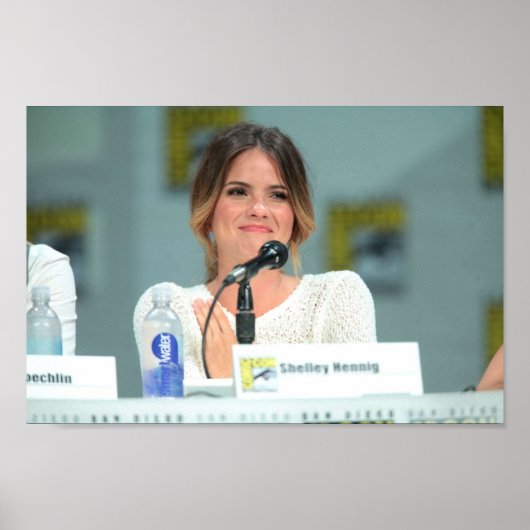 Shelley Hennig Comic Con Poster (Vorne)