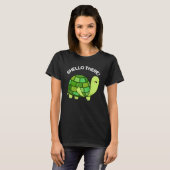Shello There Funny Tortoise Pun Dark BG T-Shirt (Vorne ganz)