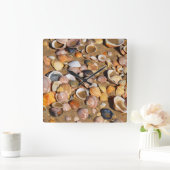 Shells On A Sandy Beach | Andalusia, Spain Quadratische Wanduhr (Zuhause)