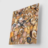Shells On A Sandy Beach | Andalusia, Spain Quadratische Wanduhr (Winkel)