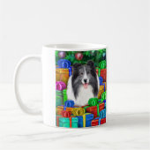 Sheltie Christmas Open Geschenke Bi Blue Kaffeetasse (Links)