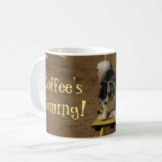 Sheltie, das an einer Agility-Schaukel hängt Kaffeetasse (Vorderseite Links)