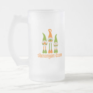 Shenanigan-Team mit Gnomen auf einem Mattglas Bierglas