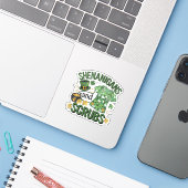Shenanigans and Scrubs Funny Nursing St Patrick's Aufkleber (Laptop mit iPhone)
