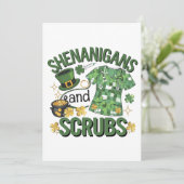 Shenanigans and Scrubs Funny Nursing St Patrick's Einladung (Stehend Vorderseite)