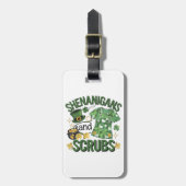 Shenanigans and Scrubs Funny Nursing St Patrick's Gepäckanhänger (Vorderseite vertikal)