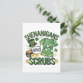 Shenanigans and Scrubs Funny Nursing St Patrick's Postkarte (Stehend Vorderseite)