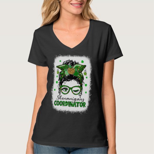 Shenanigans Coordinator Messy Bun Saint Patricks D T-Shirt (Vorderseite)