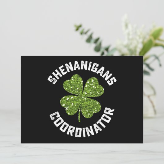 Shenanigans-Koordinator Funny St Patrick's Day Einladung (Stehend Vorderseite)
