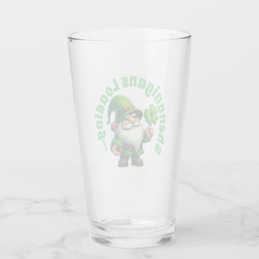 Shenanigans Loading Funny St. Patrick's Gnome Glas (Rückseite)