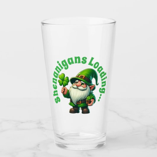 Shenanigans Loading Funny St. Patrick's Gnome Glas (Vorderseite)