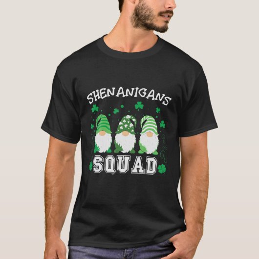 Shenanigans Squad Gnomes Holding Kleeblatt St Patr T-Shirt (Vorderseite)