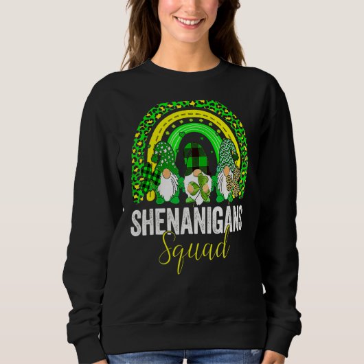 Shenanigans Squad Irish Gnomes Rainbow St Patrick' Sweatshirt (Vorderseite)