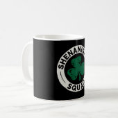 Shenanigans Squad St Patrick's Day Kleeblatt Kaffeetasse (Vorderseite Links)
