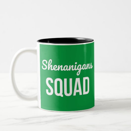 Shenanigans Squad St Patrick's Day Zweifarbige Tasse (Links)