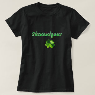 Shenanigans und ein T-Shirt mit vierblättrigem Kle