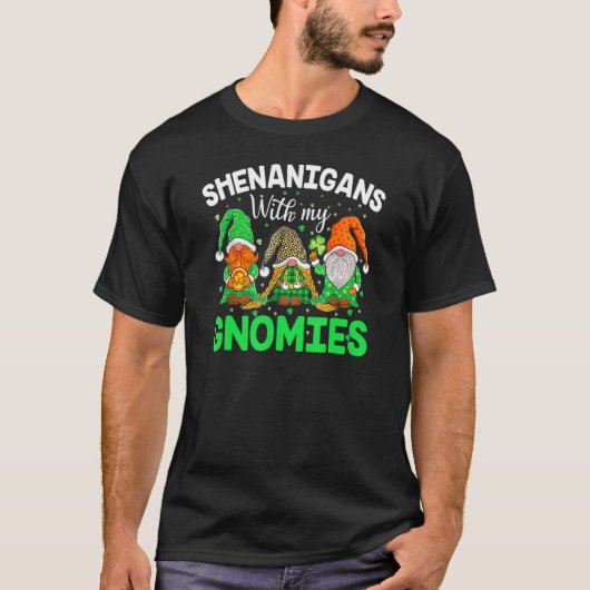 Shenanigans With My Gnomies St Patrick's Day Gnome T-Shirt (Vorderseite)