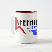 Shenaniganslogo-Tassen Zweifarbige Tasse (Vorderseite Links)