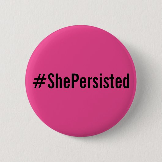 #ShePersisted, fett schwarzer Text auf heiß rosa T Button (Vorderseite)