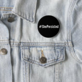 #ShePersisted, fett weißer Text auf schwarzer Tast Button (Beispiel)