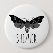 SHER/HER Pronouns Handgezogenes Moth Insect Button (Vorderseite)