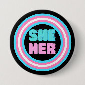 SHER IHR Pronoun Trans Pride Button (Vorderseite)