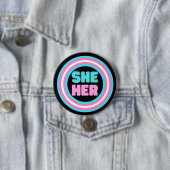 SHER IHR Pronoun Trans Pride Button (Beispiel)