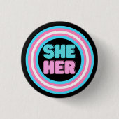 SHER IHR Pronoun Trans Pride Button (Vorderseite)