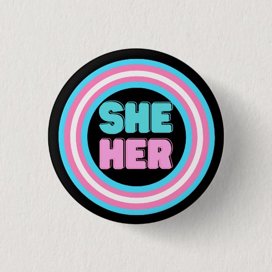 SHER IHR Pronoun Trans Pride Button (Vorderseite)