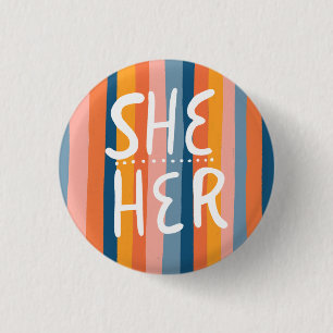 SHER Pronouns farbenfrohe Handschrift Streifen Button