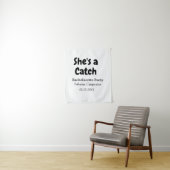 She's a catch bachelorette party name date simple  wandteppich (Beispiel)