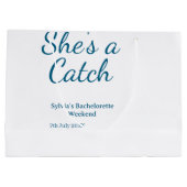 She's a catch bachelorette weekend name blue date große geschenktüte (Rückseite)