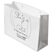 She's a catch champagne bottle bachelorette weeken große geschenktüte (Rückseite Schrägansicht)