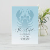 She's a Catch Coastal Lobster Bachelorette Weekend Einladung (Stehend Vorderseite)