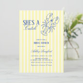 She's A Catch Lobster Coastal Bridal Shower Einladung (Stehend Vorderseite)