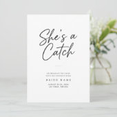 She's a Catch Modern Script Bachelorette Weekend Einladung (Stehend Vorderseite)