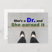 Shes a Dr. und verdient es rechtschaffene Doktorat Postkarte (Vorne/Hinten)