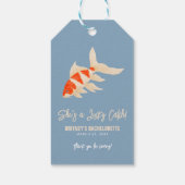 She's A Lucky Catch Koi Fish Bachelorette Favor Geschenkanhänger (Rückseite)