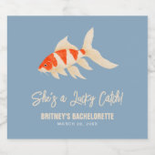 She's A Lucky Catch Koi Fish Blue Bachelorette Schaumweinetikett (Einzelnes Label)