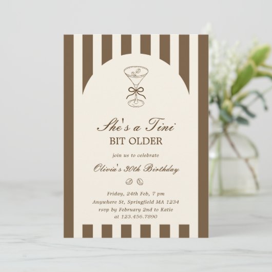 She's A Tini Bit Older Coffee Martini Birthday Einladung (Stehend Vorderseite)
