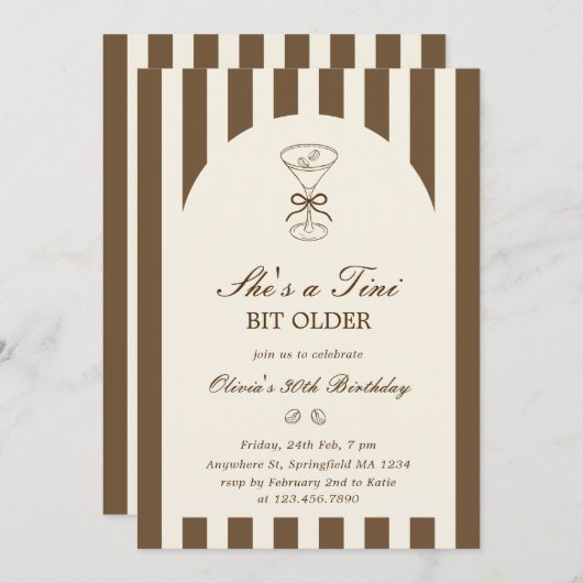 She's A Tini Bit Older Coffee Martini Birthday Einladung (Vorne/Hinten)