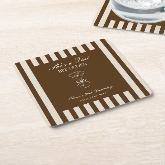 She's A Tini Bit Older Coffee Martini Birthday Rechteckiger Pappuntersetzer (angewinkelt)