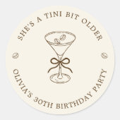 She's A Tini Bit Older Coffee Martini Birthday Runder Aufkleber (Vorderseite)