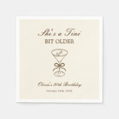 She's A Tini Bit Older Coffee Martini Birthday Serviette (Vorderseite)