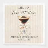 She's a Tini Bit Older Espresso Martini Birthday Serviette (Vorderseite)