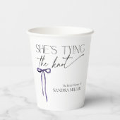 Shes bindet das Lila Brautparty des Knotens Pappbecher (Rückseite)