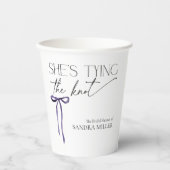 Shes bindet das Lila Brautparty des Knotens Pappbecher (Vorderseite)