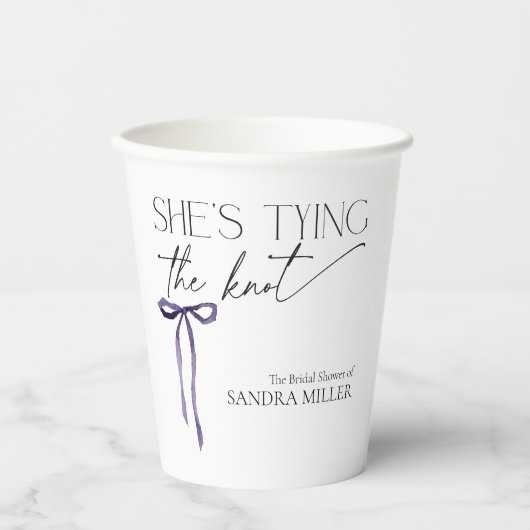 Shes bindet das Lila Brautparty des Knotens Pappbecher (Vorderseite)